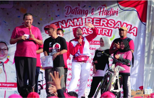 PLT. WALI KOTA BEKASI TRI ADHIANTO MANFAATKAN AKHIR PEKAN BERBAGI KECERIAAN